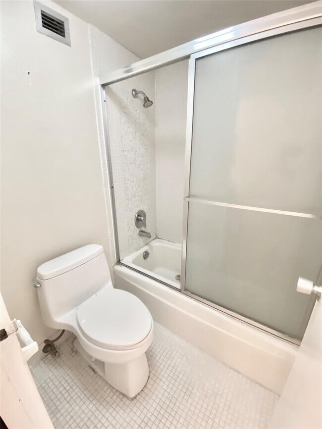 Building Photo - 2016 Main St