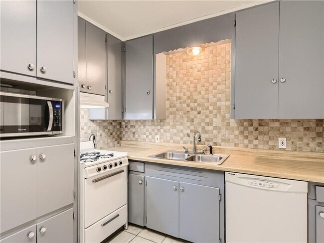 Building Photo - 502 Academy Dr