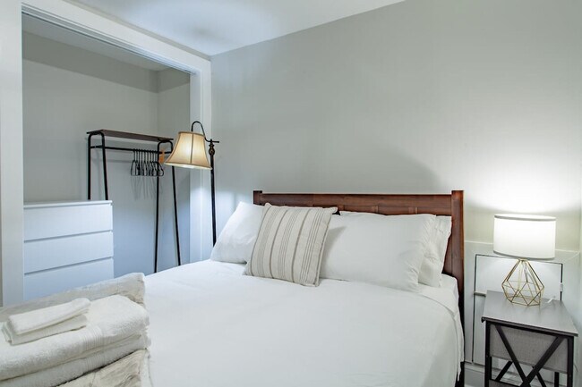 Building Photo - 824 Varnum St NW