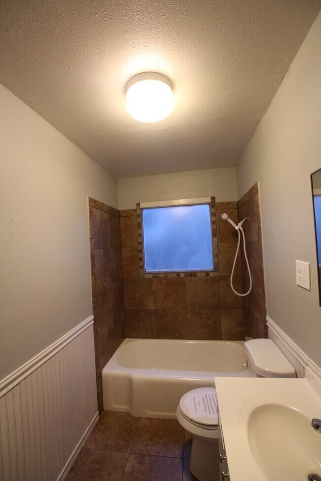 Building Photo - Available-Adorable Large 3 bedroom Home near Downtown!