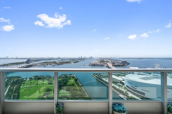 Building Photo - 900 Biscayne Blvd
