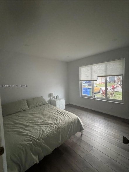 Building Photo - 5482 Lakewood Cir S