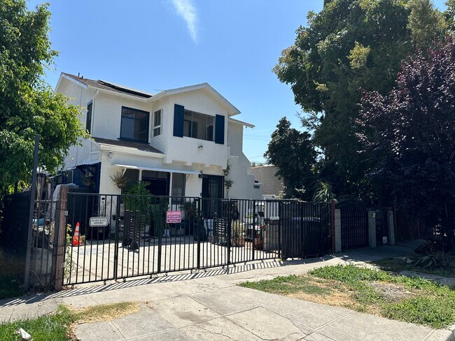 Primary Photo - 2834 S Mansfield Ave