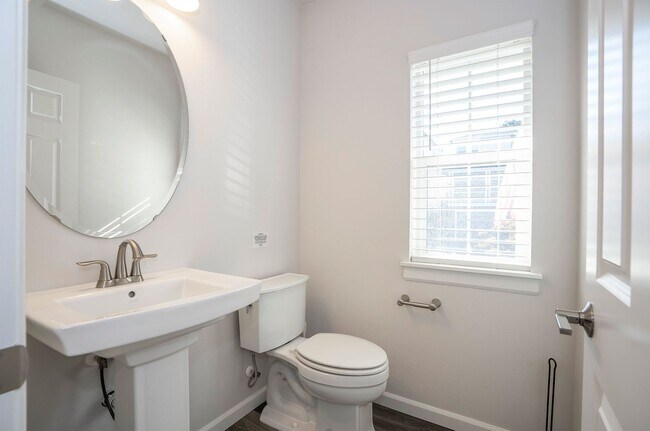 Building Photo - Newer 3-Bed Edgewood Home with A/C, Loft, ...
