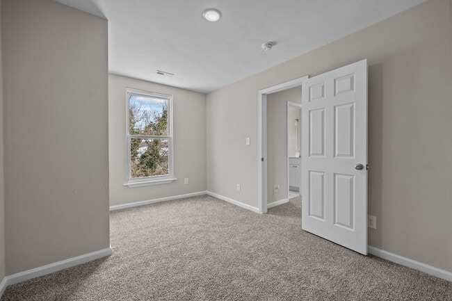 Building Photo - Portsmouth/5 bed 2 bath/Ready for quick move in!!