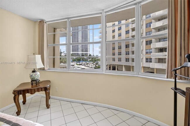 Building Photo - 1817 S Ocean Dr
