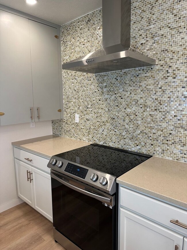 Building Photo - Beautiful high end 1 bedroom duplex with office!