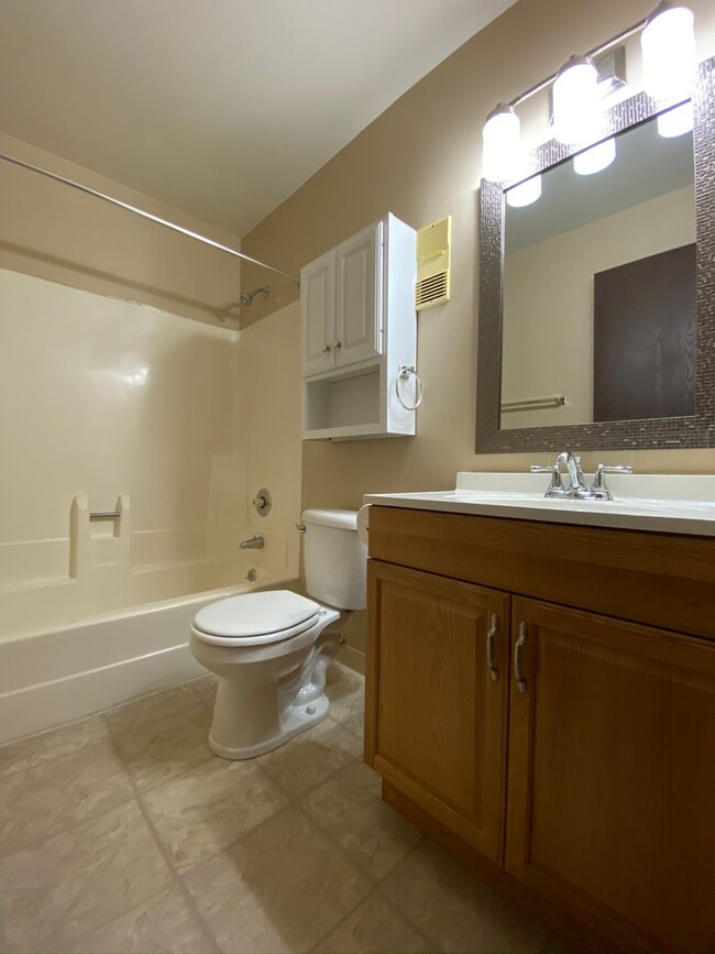 Building Photo - North Hills 2 BR Apartment! Perfect Locati...
