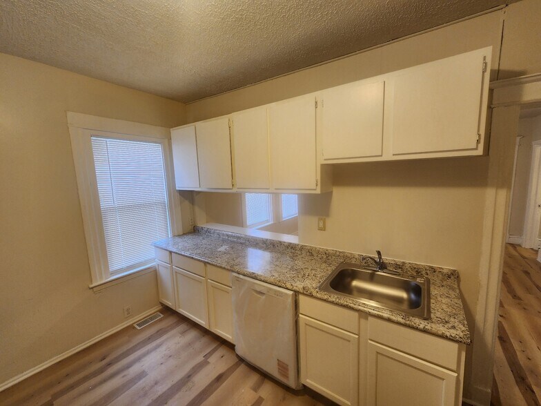 Building Photo - 216 Adams St