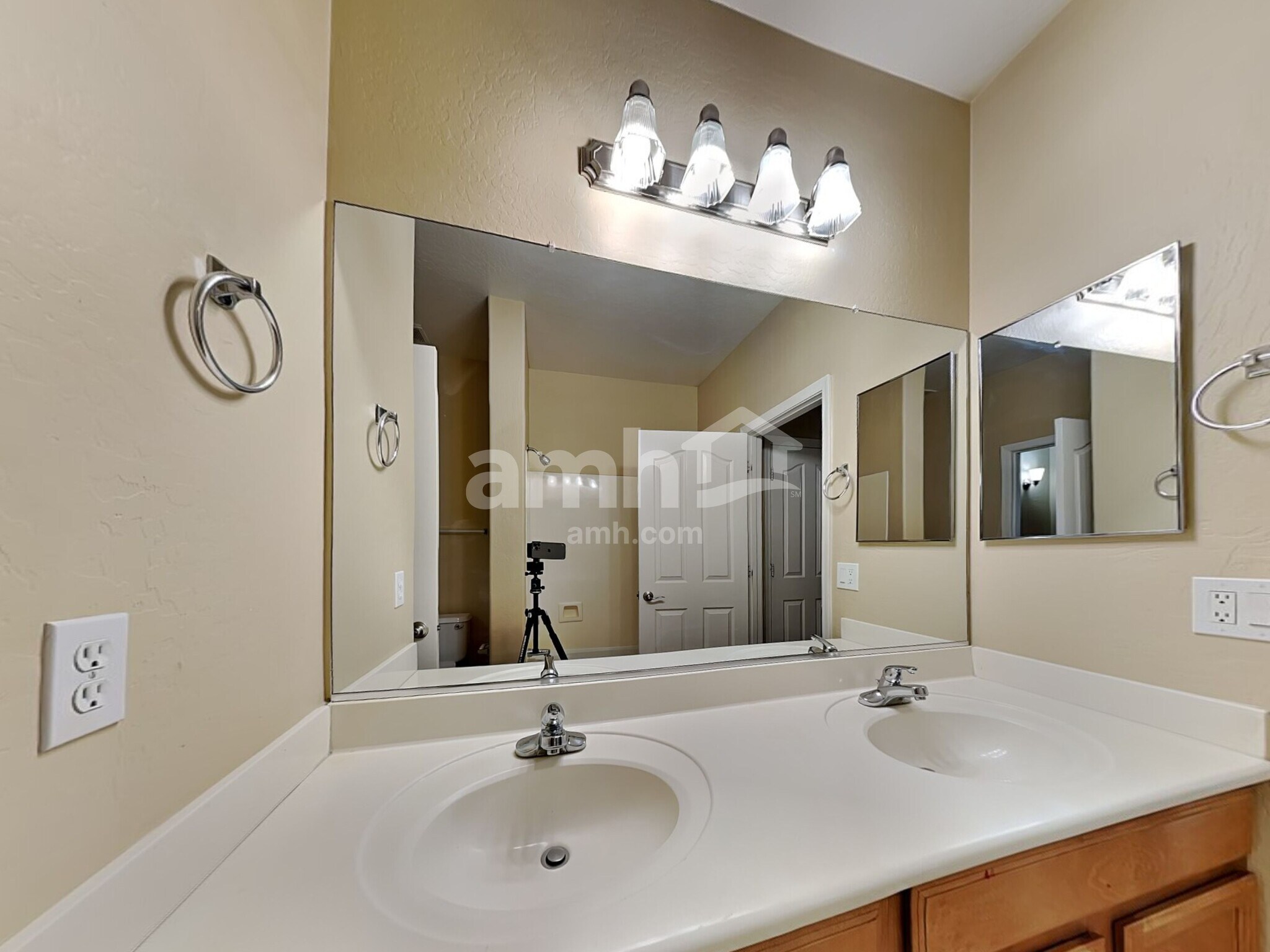 Building Photo - 7814 S 74th Ave