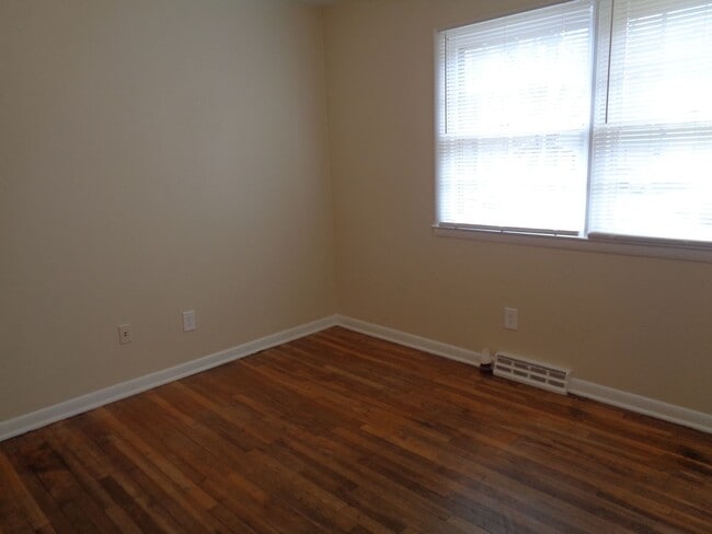 Building Photo - 4 Bedroom House for Rent-Close to University Parkway