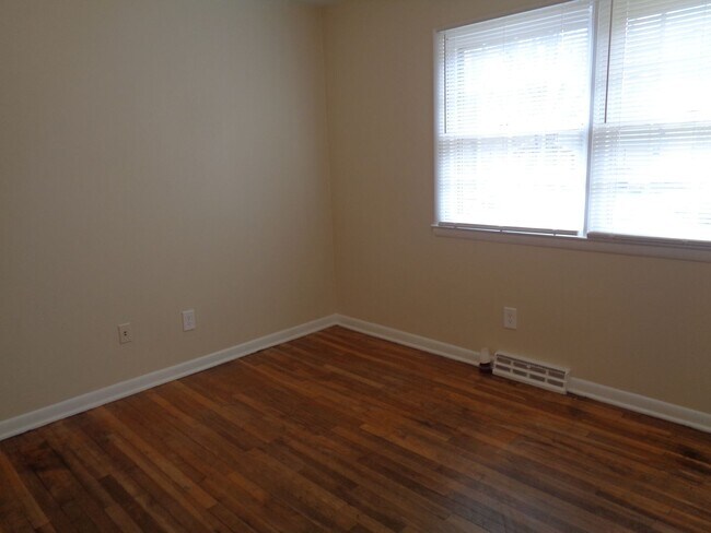 Building Photo - APPLICATION PENDING-4 Bedroom House for Rent-Close to University Parkway