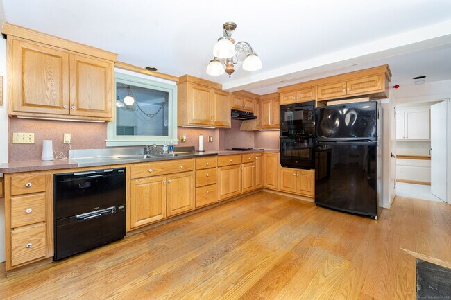 Building Photo - 73 Westledge Rd