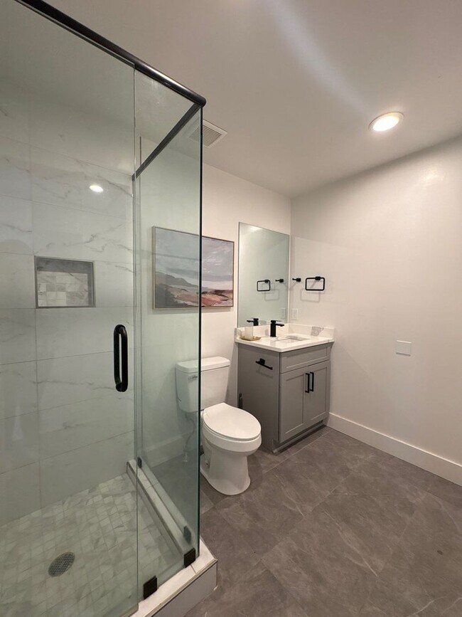 Building Photo - Fully Furnished 5 Bed, 3.5 Bath Located In East Nashville's McFerrin Park Neighborhood w/ Flexibl...