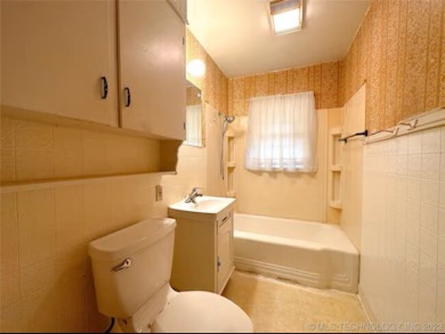 Building Photo - Quaint and Refreshed Bungalow in Joe Louis Addition