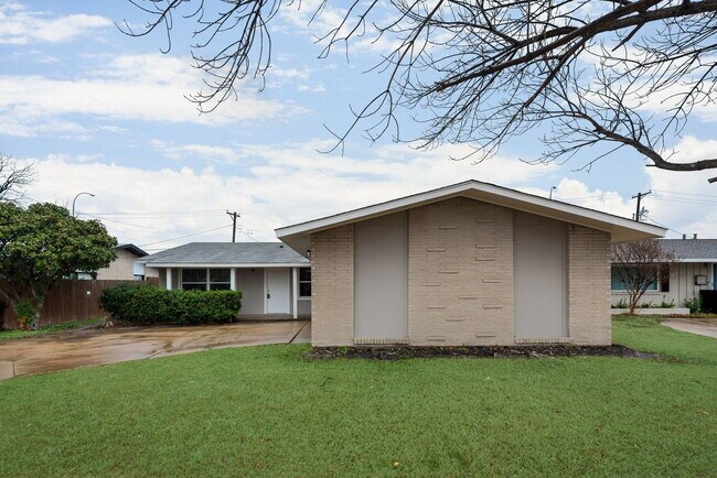 Building Photo - 12051 High Meadow Dr