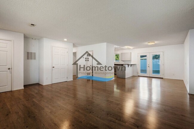 Building Photo - 3 Bedroom Home with Attached 3-Bay Garage ...