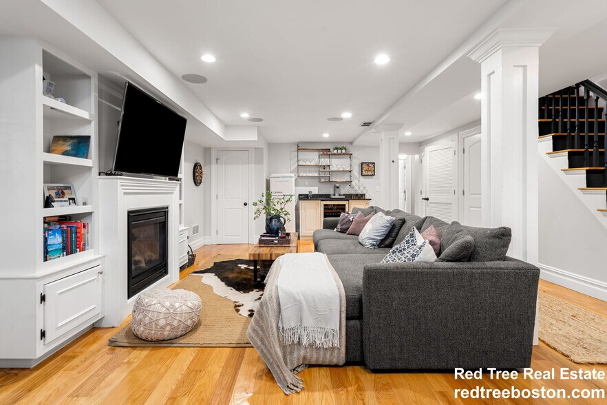 Building Photo - 687 E 6th St