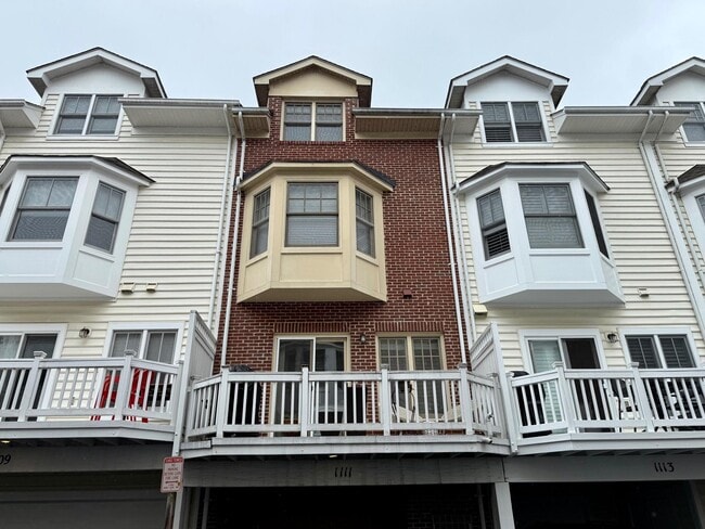 Building Photo - 1111 N Fillmore St