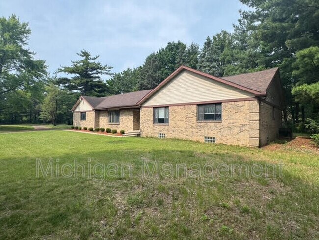Building Photo - 40250 Pinetree Dr