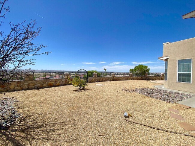 Building Photo - West El Paso LARGE 4bed/3.5bath 3 Car Garage Home-VIEWS!