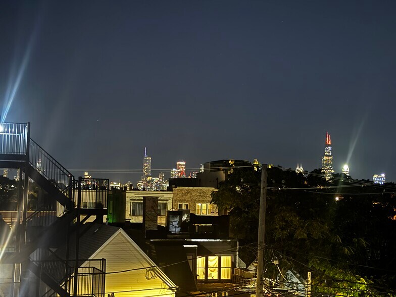 Building Photo - 2425 W Cortez St