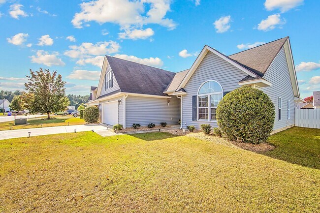 Building Photo - Good size home East of Raeford