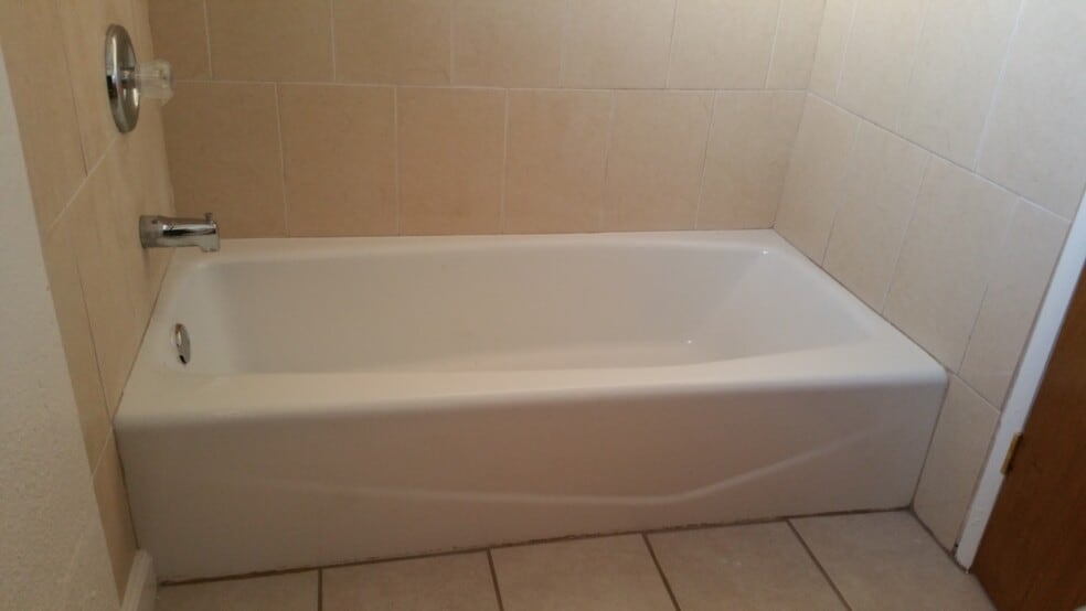 Bath Tub - 3843 Huron Ave