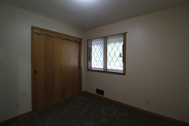 Building Photo - 3 Bedroom 2 Bath Home In Overland Park