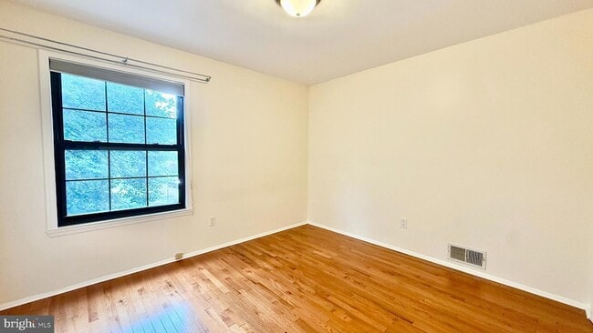 Building Photo - 305 Marten Rd