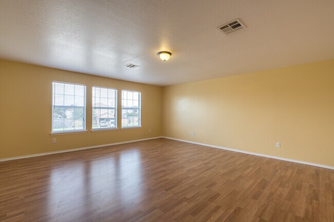 Building Photo - Spacious 4-Bedroom Home in Prime Round Roc...