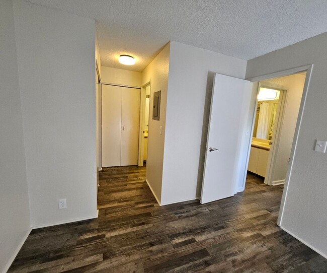 Building Photo - Pet Friendly Upstairs 2/1.5-bedroom North ...