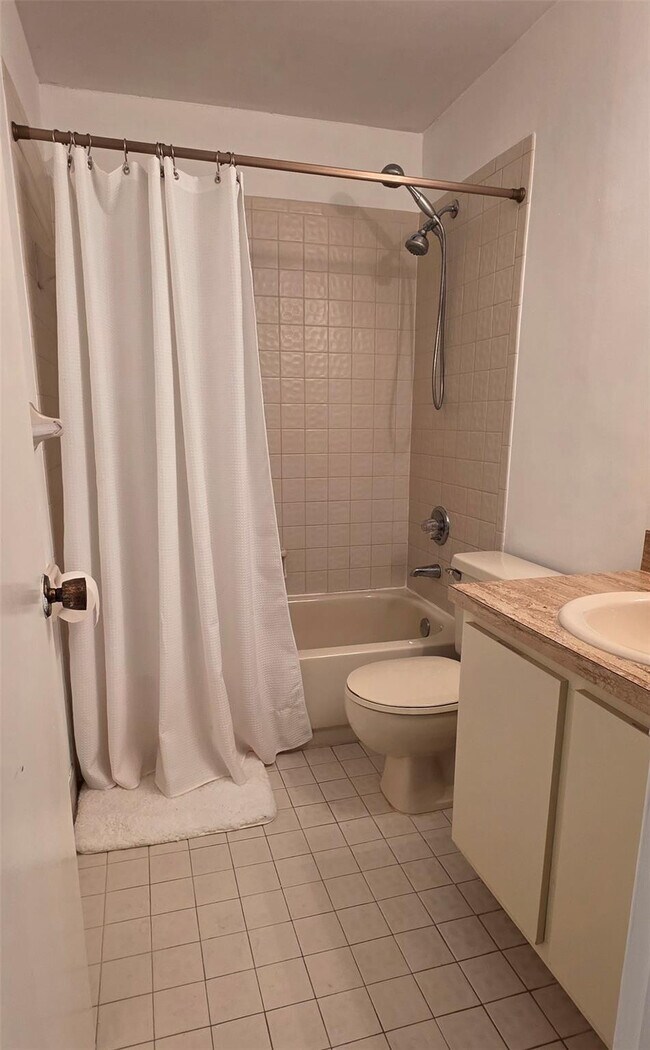 Building Photo - 817 SE 12th Ct