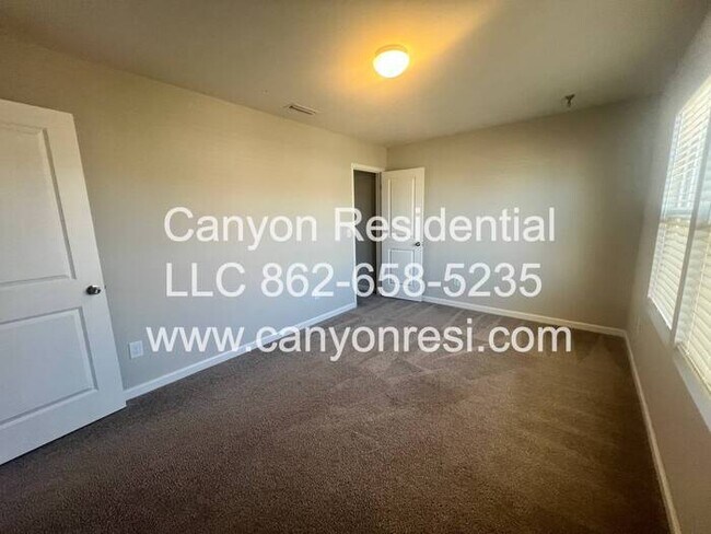 Building Photo - Beautiful 3 Bedroom 2.5 bath in well sough...