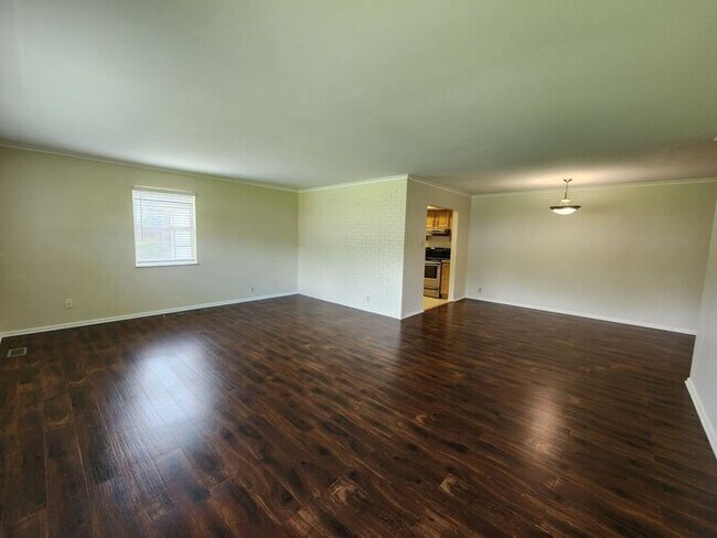 Building Photo - $99 Mother's Day Special - Large 3 Bedroom, 2 Baths and *Pets Welcome!!!
