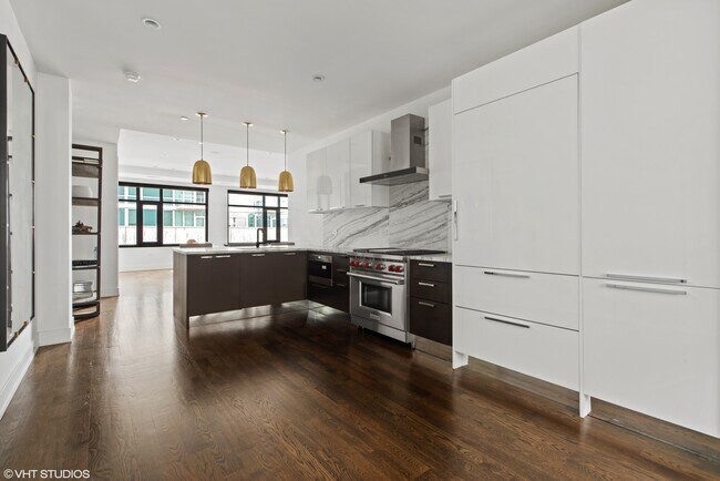 Building Photo - 668 N Kingsbury St