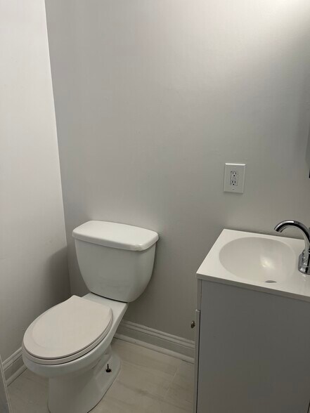 Building Photo - 1006 F St NE