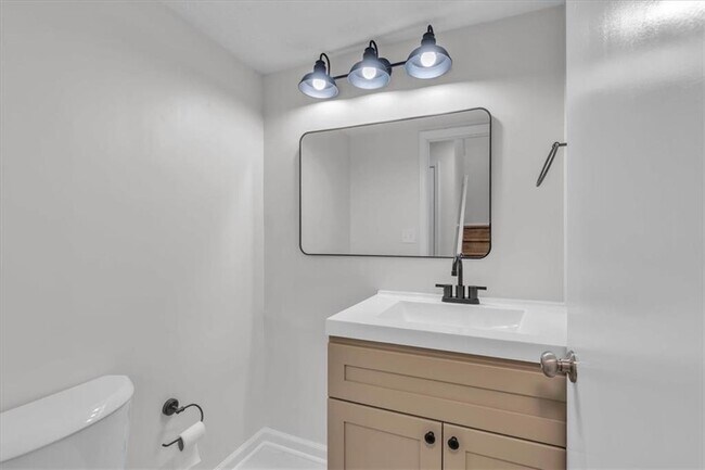 Building Photo - 2613 Stratford Ln