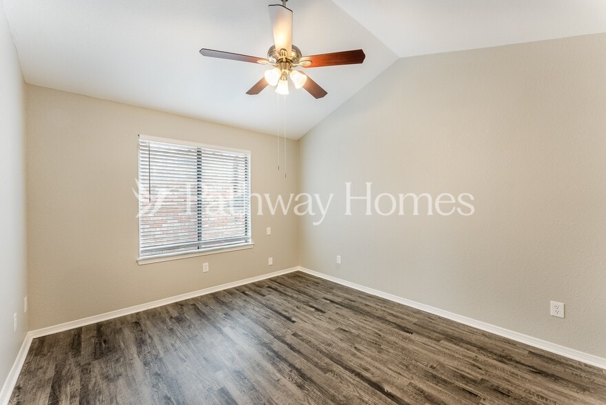 Building Photo - 920 Fairbanks Cir