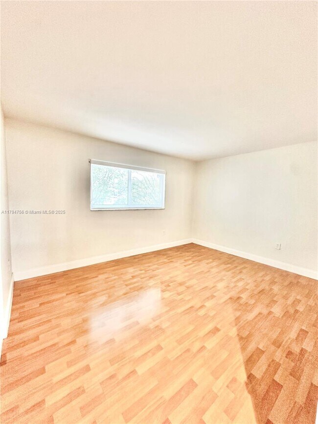 Building Photo - 1175 NE Miami Gardens Dr