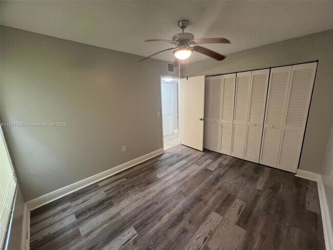 Building Photo - 1543 Lake Crystal Dr