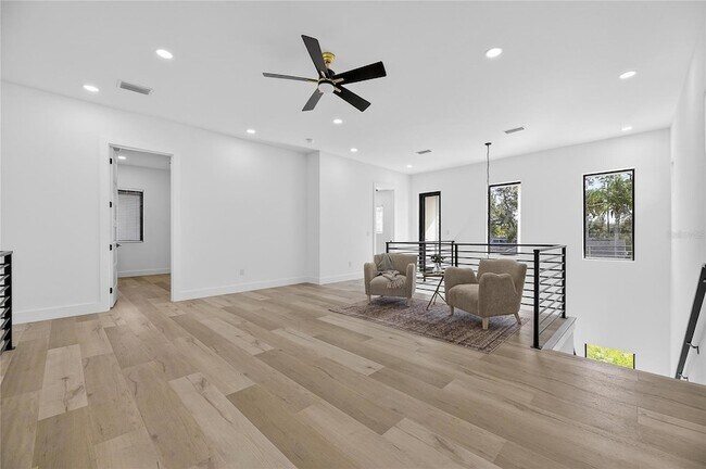 Building Photo - 2335 Oak Terrace