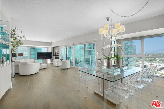 Building Photo - 13600 Marina Pointe Dr