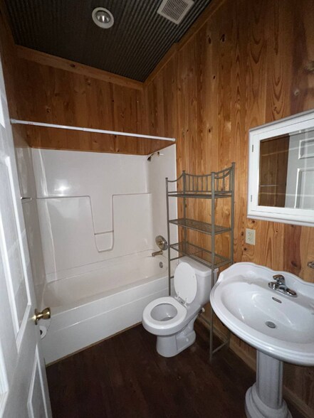 Building Photo - 1043 S Pine St