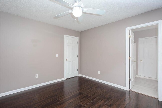 Building Photo - 5414 Sweetsprings Dr SW