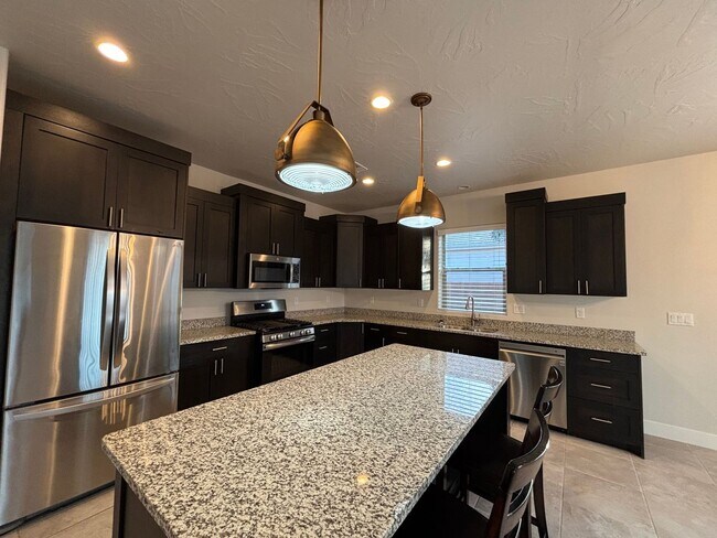 Building Photo - SPACIOUS SINGLE LEVEL HOME IN WASHINGTON F...