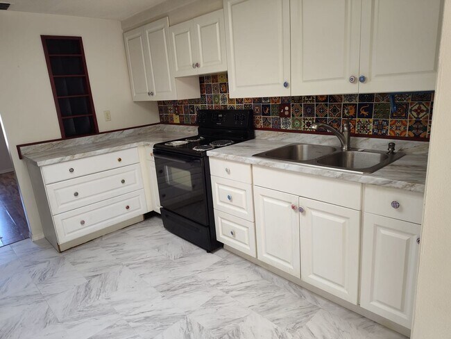 Building Photo - Quaint 2 bedroom 1 bath home with Florida Room in Hudson