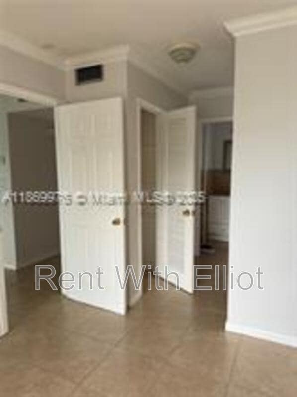 Building Photo - 2223 Park Ln