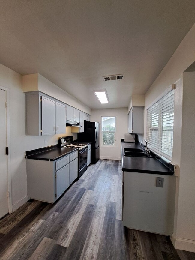 Building Photo - Move In Now & Get Half Off Your First Month’s Rent - Single-Level Clovis Home with 3 Bedrooms, Ya...