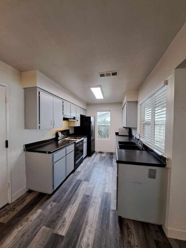 Building Photo - Single-Level Clovis Home with 3 Bedrooms, ...
